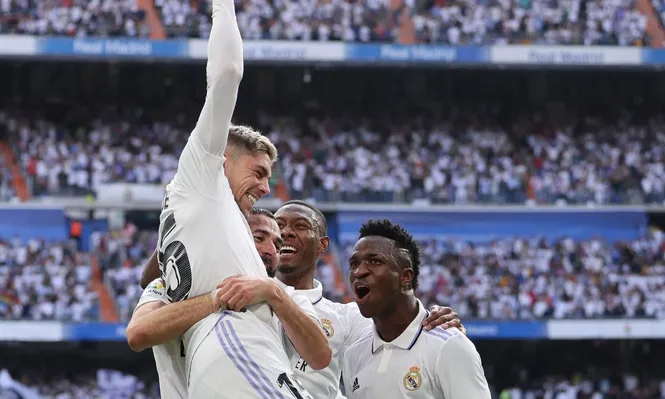 Valverde celebra con Benzema, Alaba y Vinícius Jr. su gol ante Barcelona