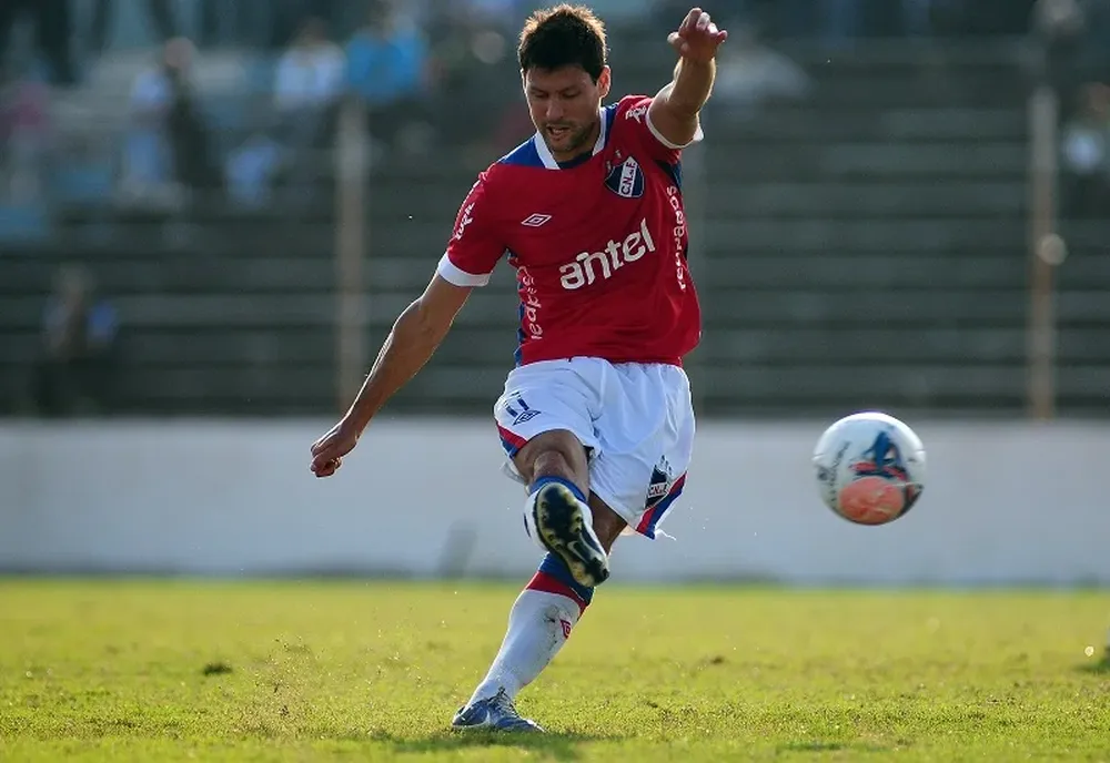 Ignacio González patea una falta