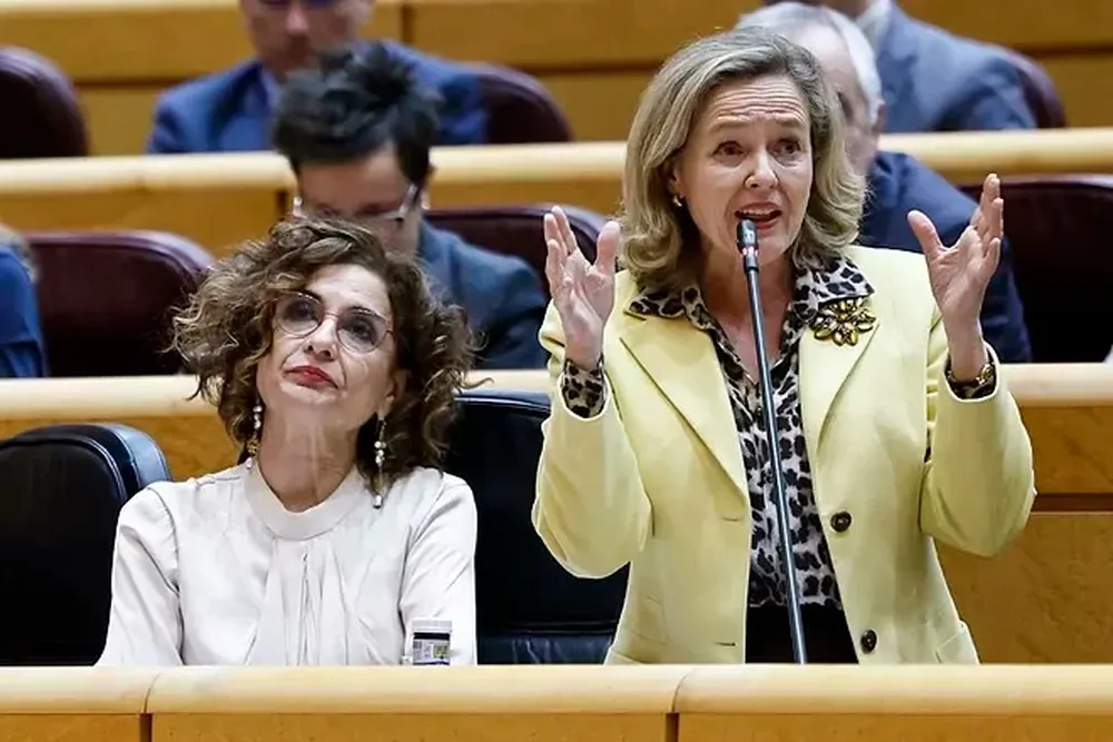 Las vicepresidentas María Jesús Montero y Nadia Calviño durante la sesión de control al Gobierno celebrada este martes por el pleno del Senado