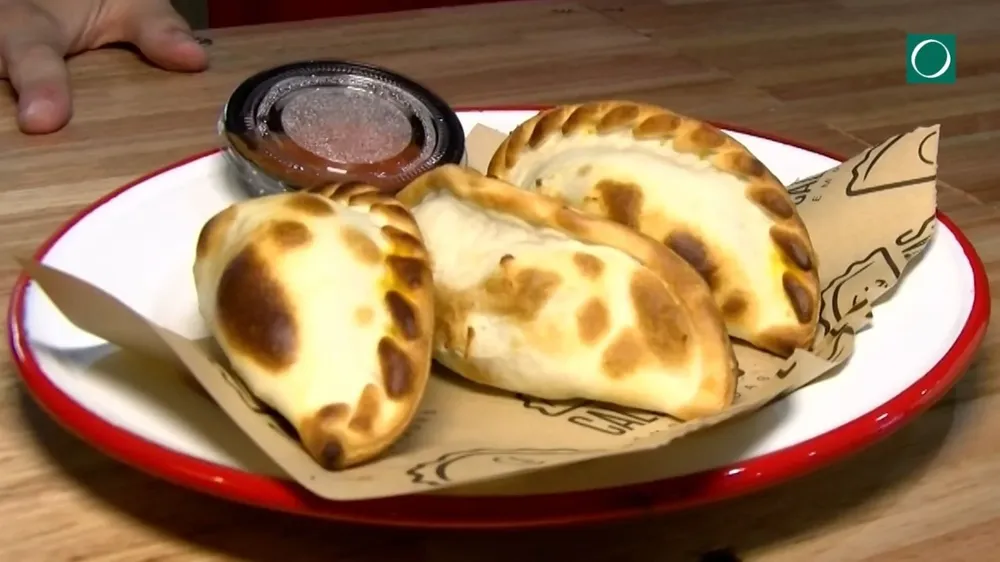 Empanadas de chivito uruguayo.