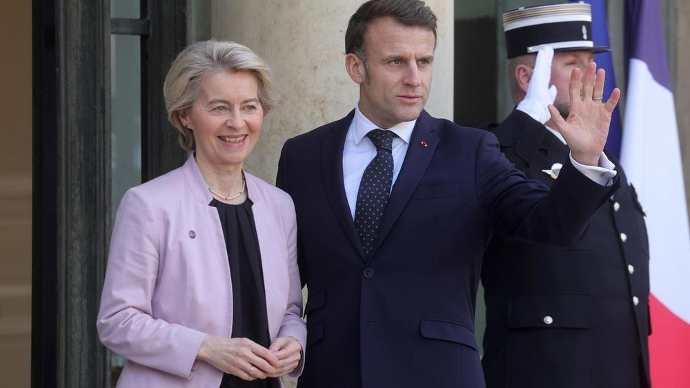 El presidente de Francia, Emmanuele Macron, con la presidenta de la Comisión Euroepa, Úrsula Von der Leyen