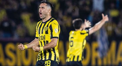 Jaime Báez celebra su golazo para Peñarol ante Botafogo por Copa Libertadores
