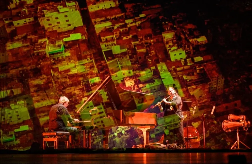 José María Vitier y la flautista Niurka González, parte del cuarteto que actuará totalmente inmerso en una realidad multidimensional que rinde homenaje a Cuba.