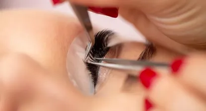 Aunque parezca inofensivo, el uso continuo de pestañas postizas y la falta de cuidados pueden causar varios problemas