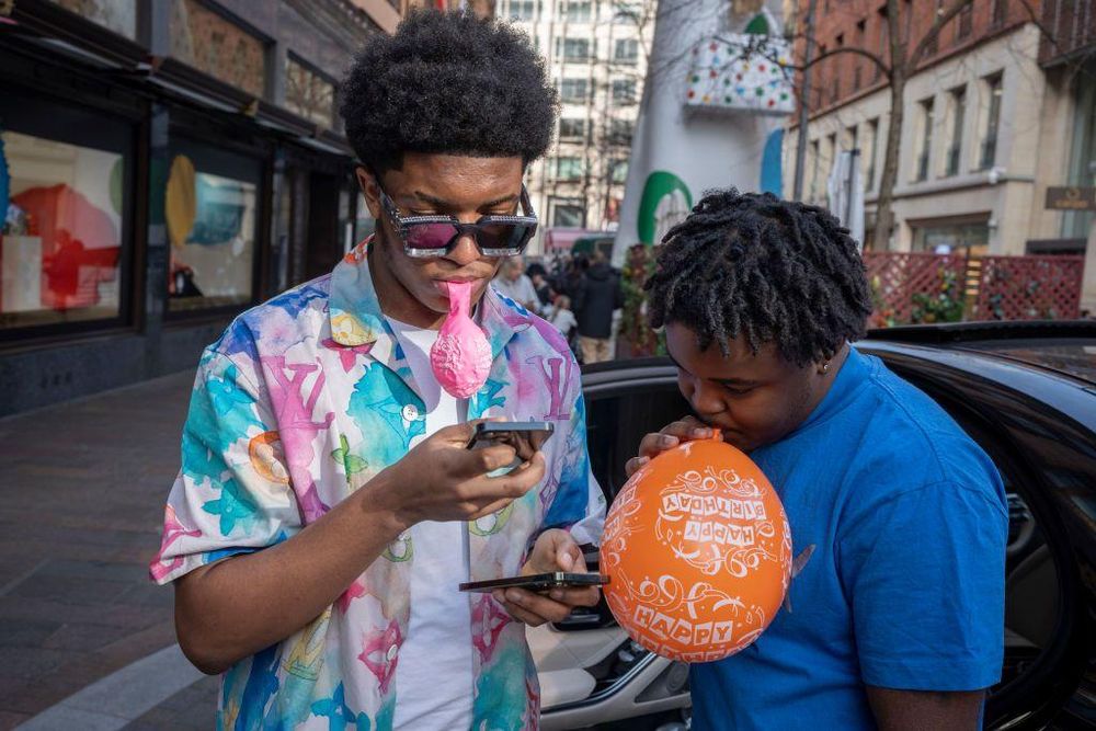 Los jóvenes consumen el óxido nitroso inflando globos que contienen el gas.