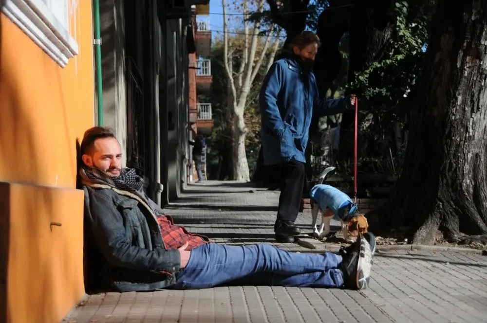 Federico Guerra en la puerta de su casa en Cordón.