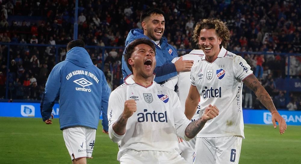 Francisco Calvo festeja su segundo gol para Nacional con Maximiliano Gómez y Luciano Boggio ante Deportivo Maldonado por el Torneo Clausura