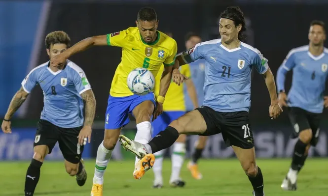 El VAR expulsó a Cavani, que se pierde el partido con Argentina; Nández tampoco estará