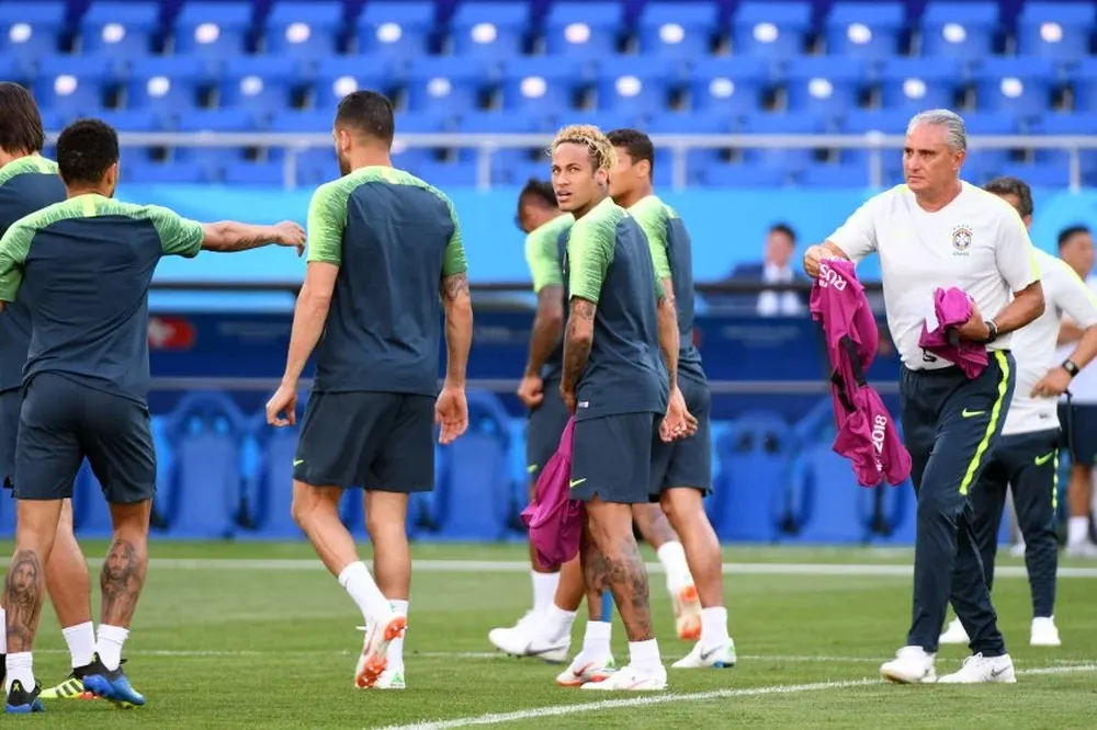 Neymar, con un nuevo look, durante un entrenamiento de Brasil
