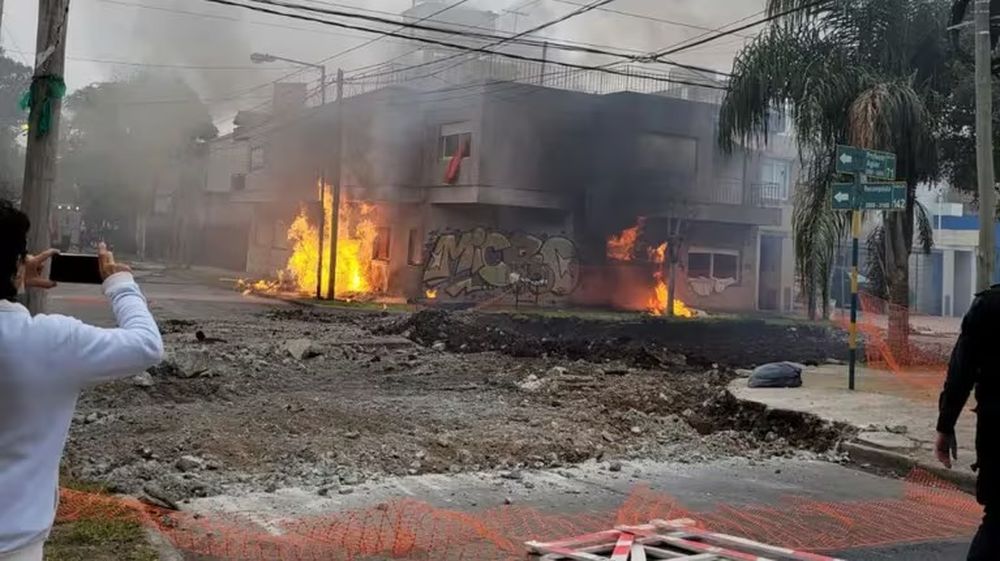Villa Ballester: arreglaban el asfalto, explotó un caño de gas y se incendió una casa causando heridos