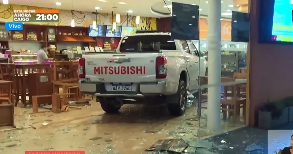 Así quedó la camioneta luego de traspasar el vidrio