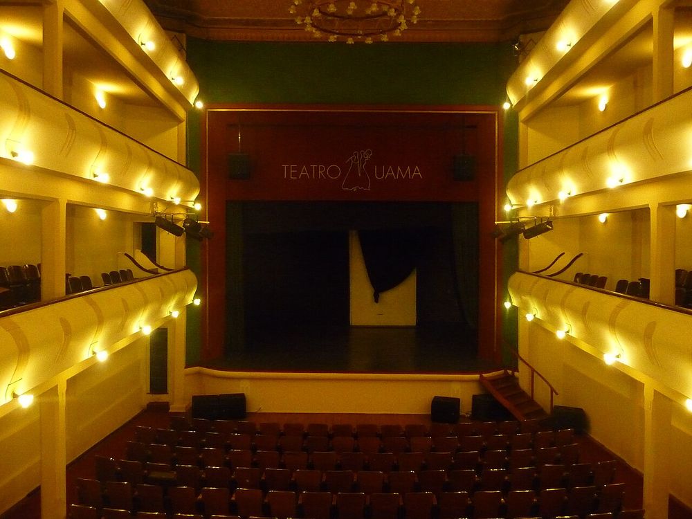 Sala_del_teatro_Uamá_de_Carmelo_(Uruguay).JPG
