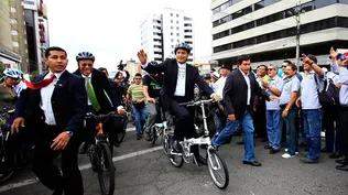 Ecuador- Rafael Correa anda en bicicleta y saluda simpatizantes el día que anunció que va por la reelección