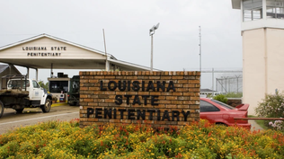 Vehículos pasan por la principal puerta de seguridad hacia la Penitenciaría Estatal de Luisiana, la Prisión Angola, la cárcel de máxima seguridad más grande del país