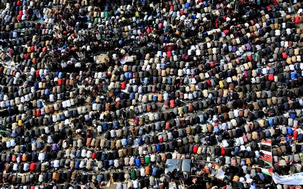 Manifestantes egipcios rezan en la plaza Tahrir