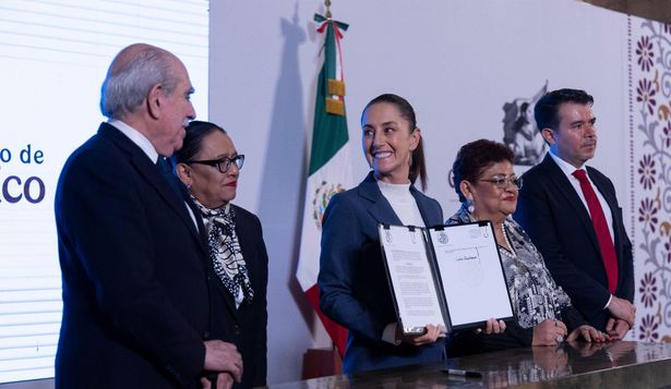 Sheinbaum firmó el decreto acompañada de funcionarios, uno de ellos, Pablo Gómez (izq), líder estudiantil en1968.