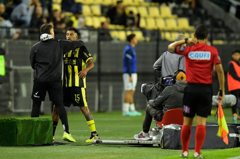 Maximiliano Olivera fue expulsado en Peñarol ante Cerro y se retiró molesto