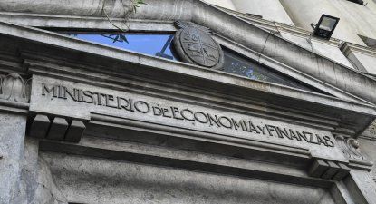 Derechos de TV: quiénes integran la Comisión de Defensa de la Competencia que laudará sobre los contratos de TV firmados por AUF, incluidos los de Tenfield y Directv