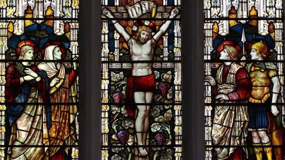 Omitiendo la religiosidad derivada de su figura, Jesucristo fue un condenado político.