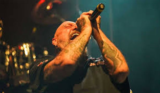 Una imagen de Paul DiAnno en pleno concierto
