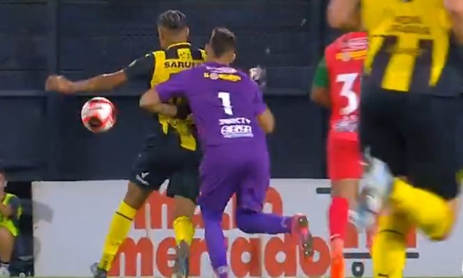 Bruno Antúnez, el arquero de Boston River, en la jugada ante Alexander Machado de Peñarol por el Torneo Apertura