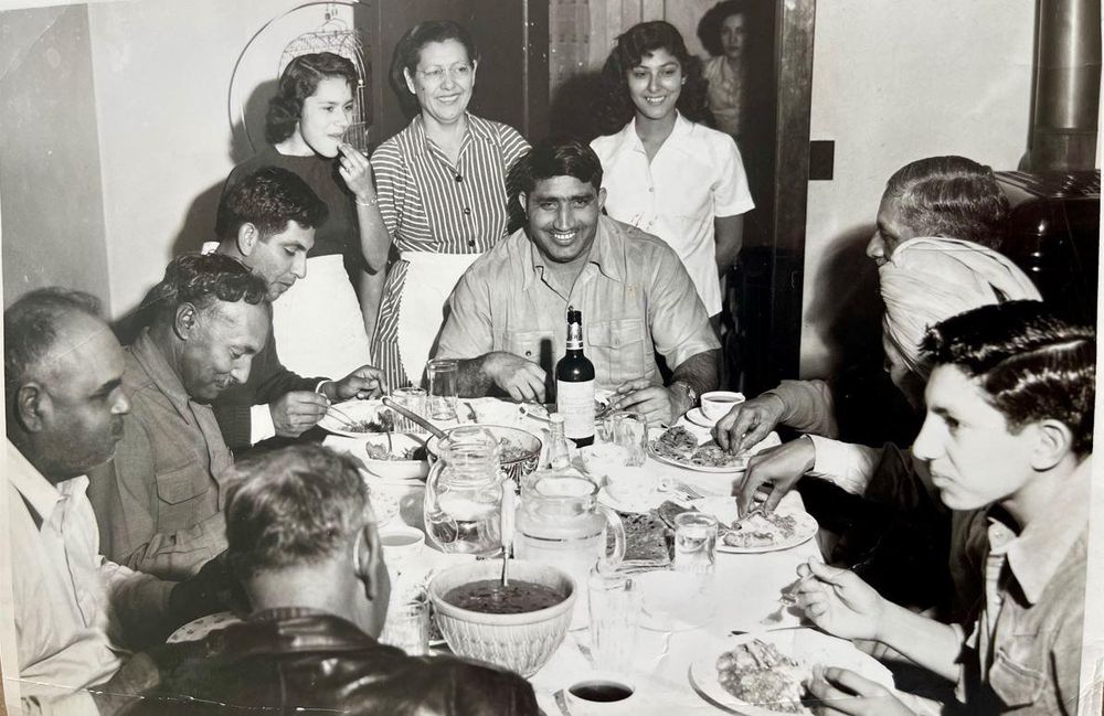 Amelia Singh Netervala (atrás, de pie, a la derecha, junto a su madre Rosa Singh) recuerda cómo otras familias punyabíes-mexicanas solían reunirse en su casa.