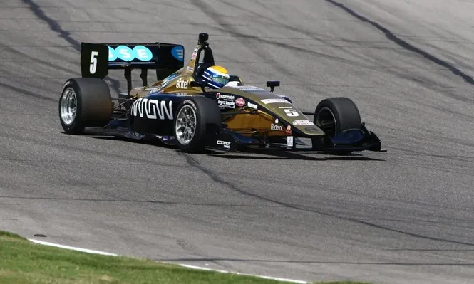 Santiago Urrutia está quinto en la tabla de pilotos de la Indy Lights.