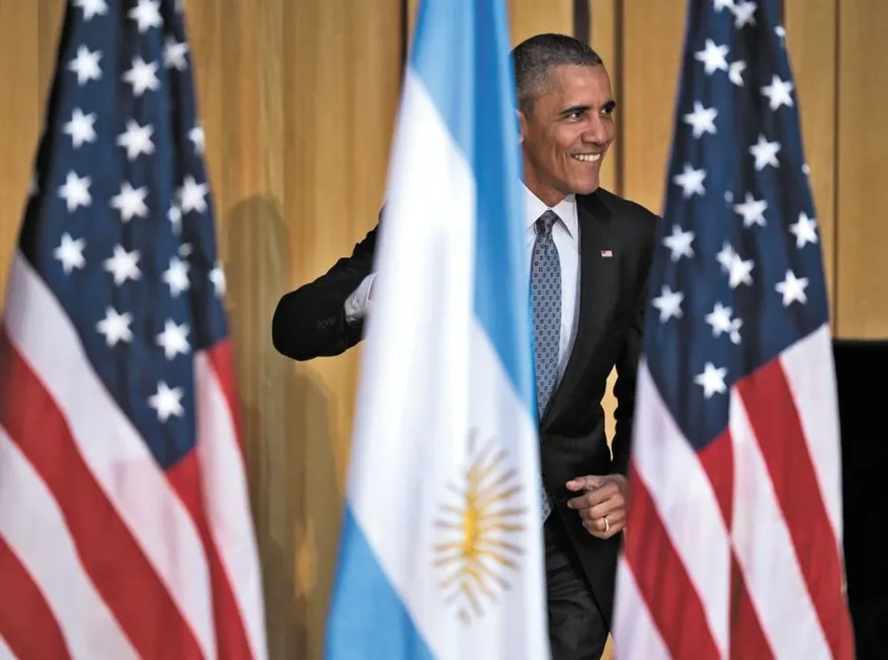 Barack Obama entre las banderas de su país y del que visitó, ayer poco antes de la conferencia de prensa con Mauricio Macri.