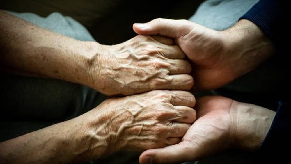 La edad es el factor predictivo más importante para su aparición, siendo más prevalente en pacientes de entre 55 y 75 años