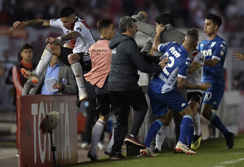 Corridas entre Ricardo Centurión y Enzo Pérez