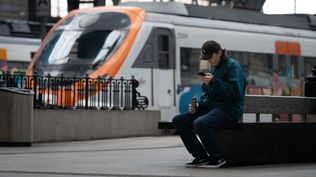 Un pasajero espera en una estación de Rodalies.