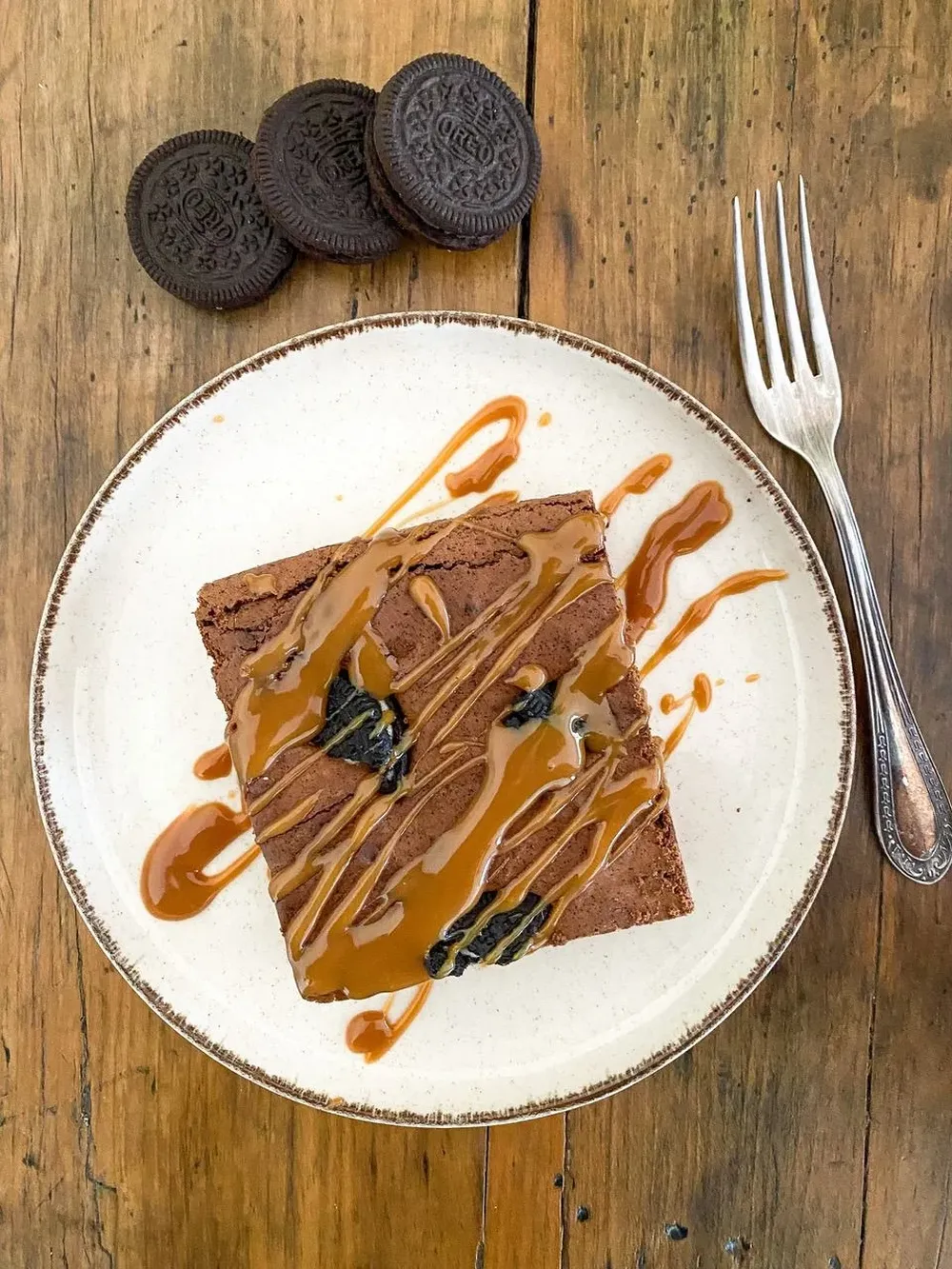 Brownie con galletitas Oreo y salsa de dulce de leche