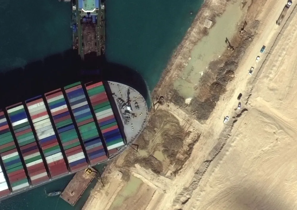 El portacontenedores se quedó cruzado en la parte sur del canal, cerca de la ciudad de Suez, bloqueando toda la navegación entre el Mediterráneo y el mar Rojo.