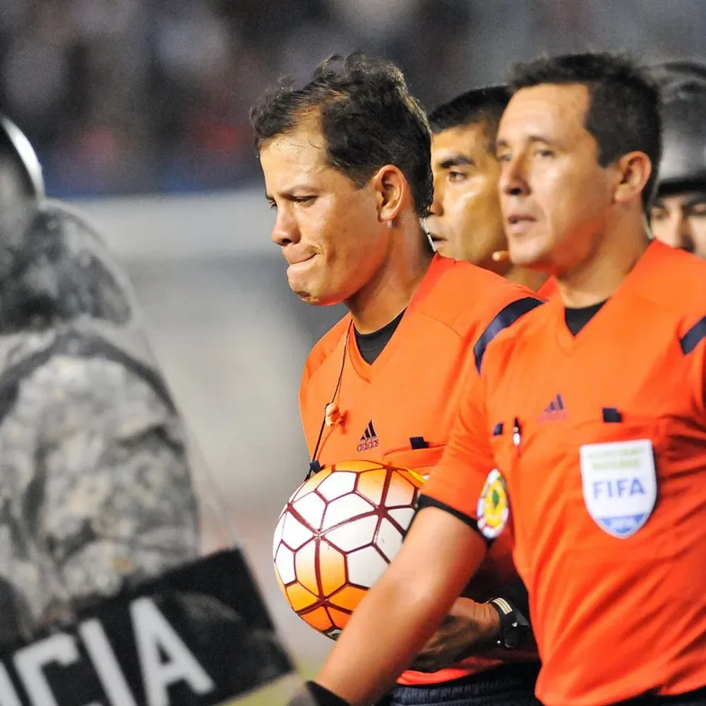 El peruano Víctor Carrillo y sus colaboradores