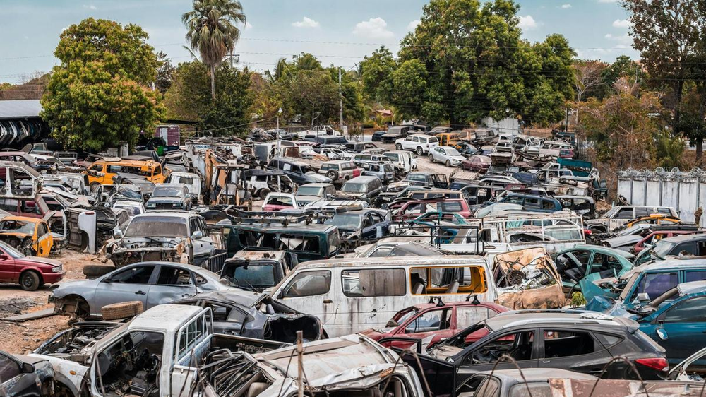 Un desguace lleno de vehículos achatarrados