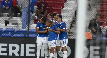 El abrazo con sus compañeros