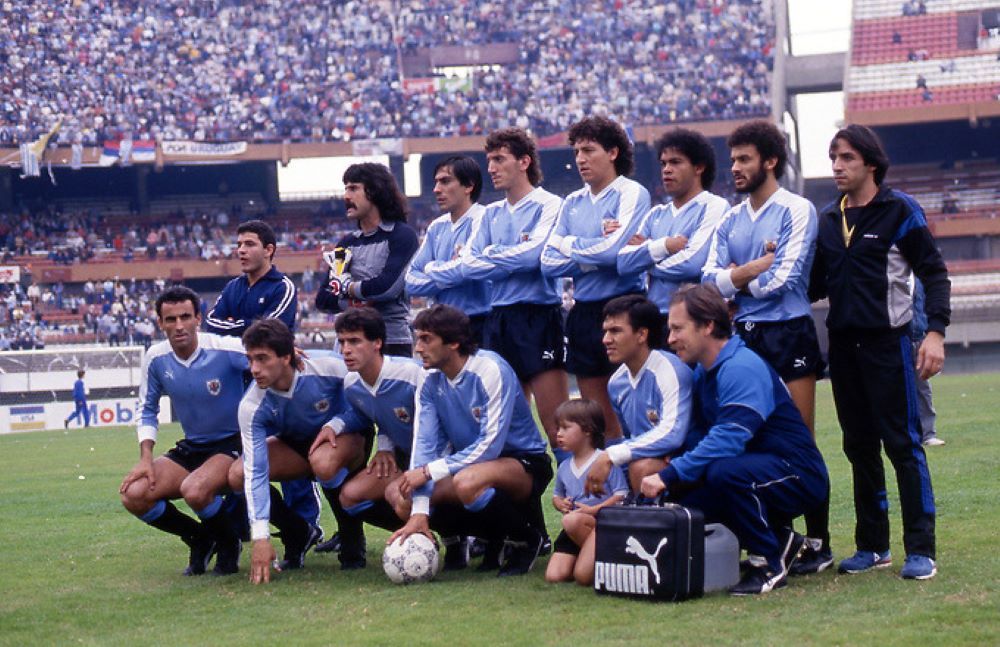 El equipo de Uruguay que comenzó jugando la final ante Chile en la Copa América 1987: arriba, Eduardo Pereira, Obdulio Trasante, Nelson Gutiérrez, José Batlle Perdomo, José Luis Pintos Saldaña y Alfonso Domínguez; abajo, Antonio Alzamendi, Gustavo Matosas, Pablo Bengoechea, Enzo Francescoli y Ruben Sosa