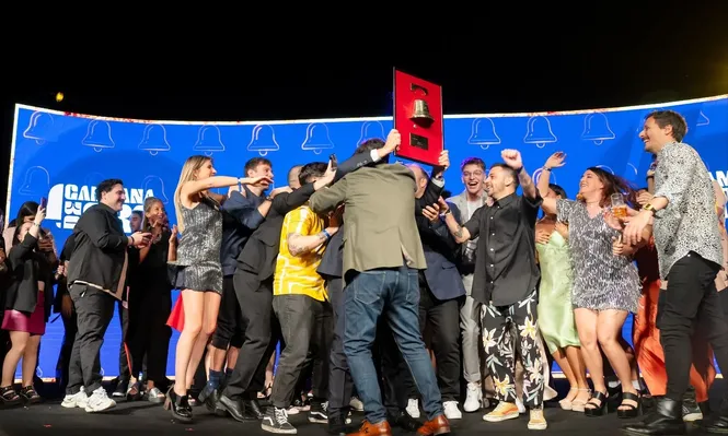 El festejo de los ganadores a la Agencia del Año, en la Campana de Oro 2023.