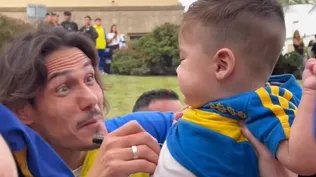 Edinson Cavani firmándole la camiseta al niño que lleva su nombre