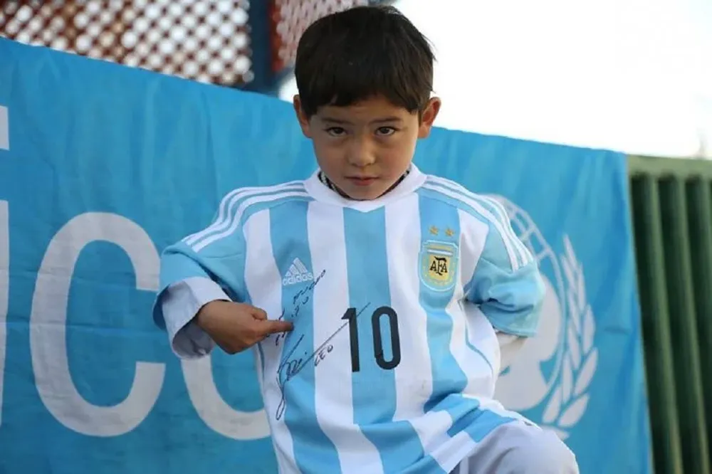 Murtaza con la camiseta de Messi