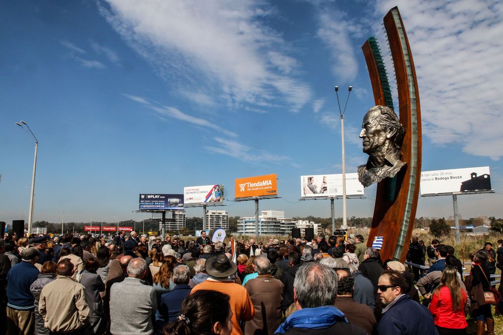 Archivo. Inauguración del monumento a Wilson Ferreira sobre la rotonda de Avenida de las Américas y la Interbalnearia