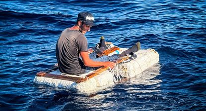 El hombre fue encontrado con vida cerca de la costa de Florida.