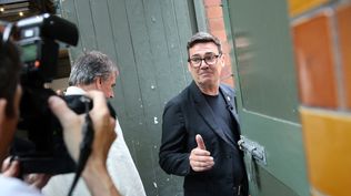 El recién elegido diputado por Makerfield, Andy Burnham, llega al Parlamento británico en Westminster, Londres.