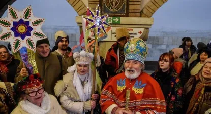 Muchos ucranianos celebraron la Navidad pasada en refugios en medio de continuos ataques rusos.