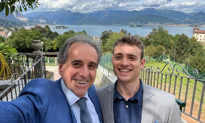 Nació en una familia vinculada al turismo en Uruguay, tiene 21 años y ahora busca construir su propio nombre en uno de los hoteles más importantes de París