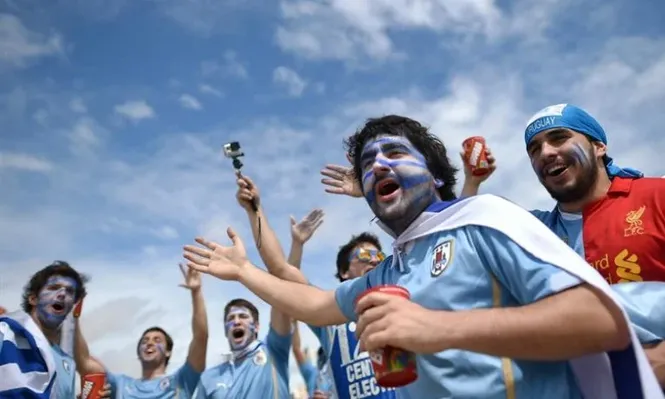 Hinchas de Uruguay llegan al estadio de Natal