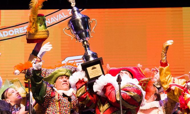 Teatro de Verano: Momosapiens festeja con la copa del campeón del parodismo.