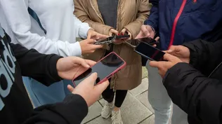 Padres y madres de alumnos de la escuela pública rechazan prohibir los móviles.