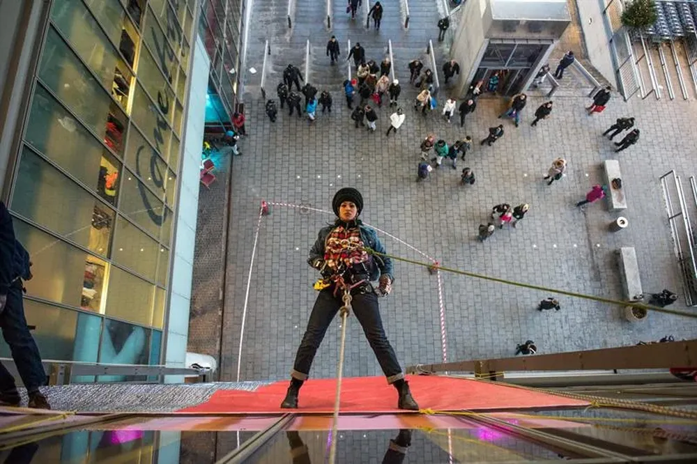 Dinamarca- Fotografía de activistas de Greenpeace que han realizado una pasarela vertical frente a un aviso de Levis