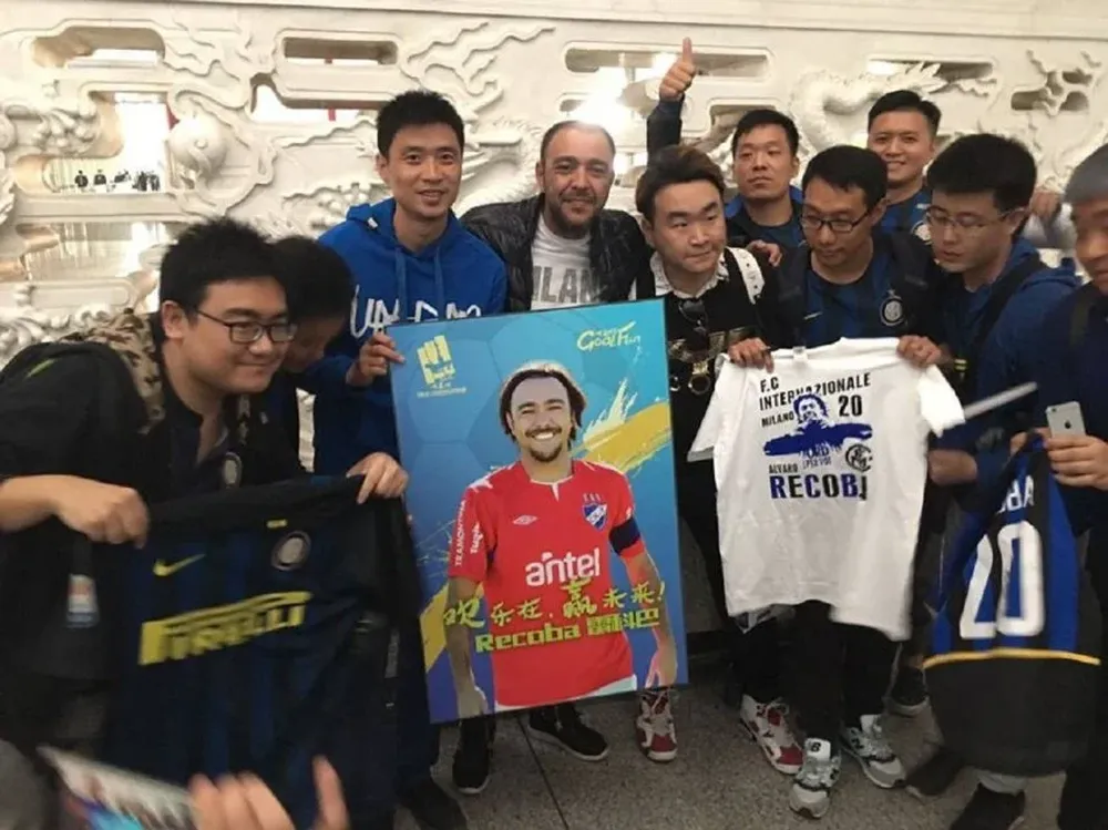 Recoba en su llegada a China